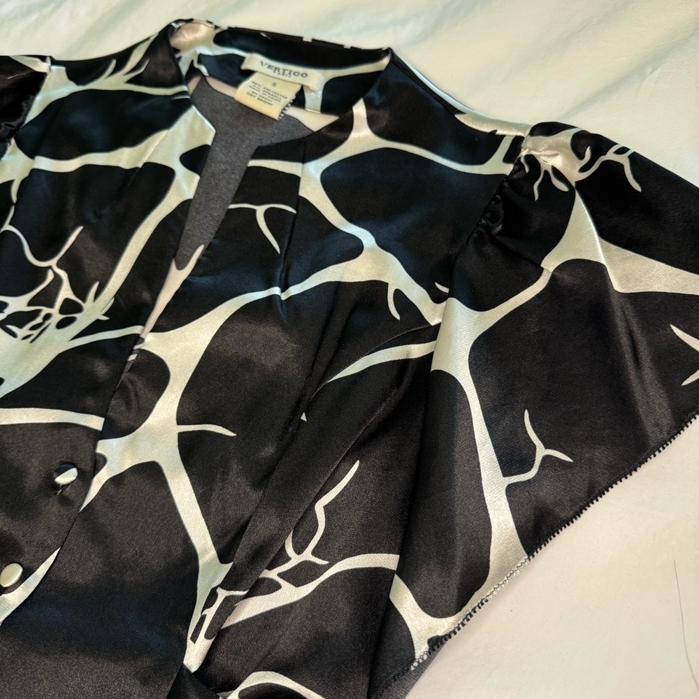 Vertigo Paris Black and White Blouse with Cap Sleeves - Picture 2 of 5